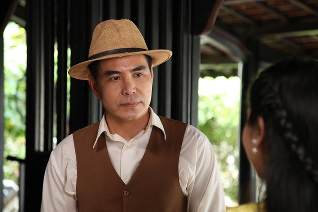 Soi" chuyn tnh cm ca chng din vin o hoa Trung Dng