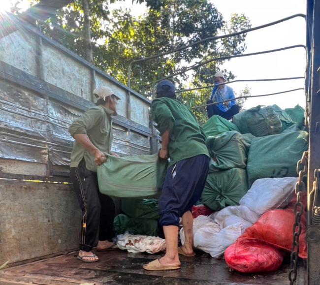 Thu giữ hơn 8,5 tấn thịt, nội tạng "bẩn' trên đường từ Hà Nội vào TP.HCM tiêu thụ- Ảnh 1.