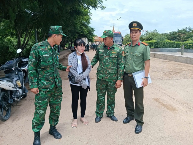 Kiên Giang: Tiếp nhận 60 công dân từ Campuchia, phát hiện đối tượng bị truy nã- Ảnh 1.