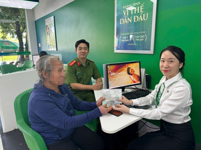 Sau cuộc điện thoại, cụ bà mang 82 triệu đồng đi chuyển khoản cho người lạ- Ảnh 1. Sau cuộc điện thoại, cụ bà mang 82 triệu đồng đi chuyển khoản cho người lạ- Ảnh 1.