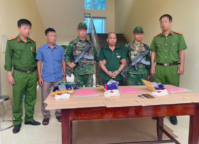 Video: Hiện trường lực lượng chức năng chặn bắt đối tượng vận chuyển 18.000 viên ma túy- Ảnh 1. Video: Hiện trường lực lượng chức năng chặn bắt đối tượng vận chuyển 18.000 viên ma túy- Ảnh 1.