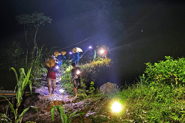 Người dân miền núi Đà Nẵng rời làng trong đêm, căng mình phòng chống bão lũ sạt lở- Ảnh 1. Người dân miền núi Đà Nẵng rời làng trong đêm, căng mình phòng chống bão lũ sạt lở- Ảnh 1.