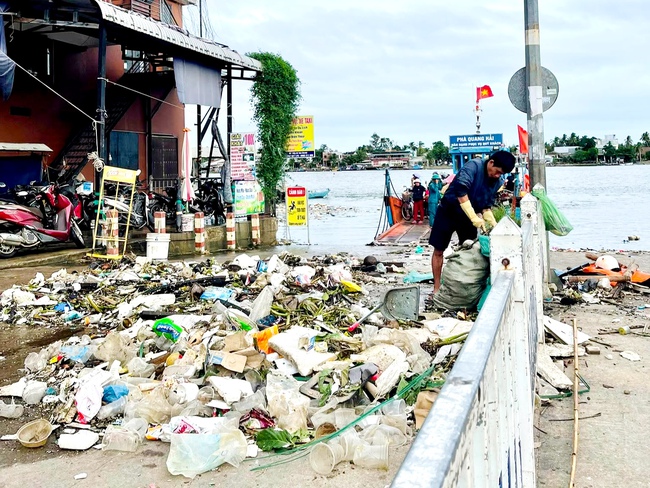 Người dân Đà Nẵng chung tay dọn rác sau bão gió, làm sạch môi trường - Ảnh 1.