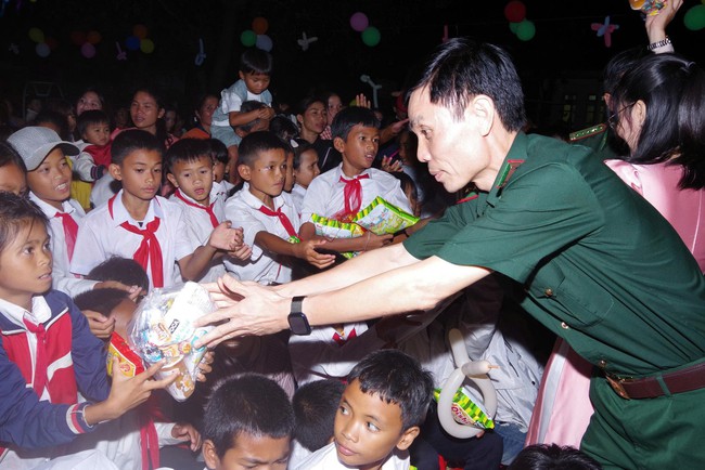 Tổ chức trung thu cho hàng nghìn trẻ em ở khu vực biên giới- Ảnh 5.
