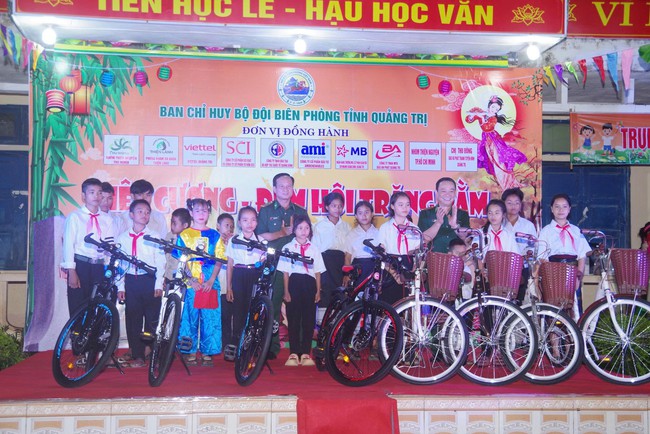 Tổ chức trung thu cho hàng nghìn trẻ em ở khu vực biên giới- Ảnh 4.
