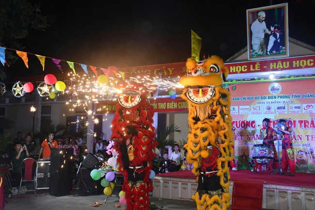 Tổ chức trung thu cho hàng nghìn trẻ em ở khu vực biên giới- Ảnh 3.