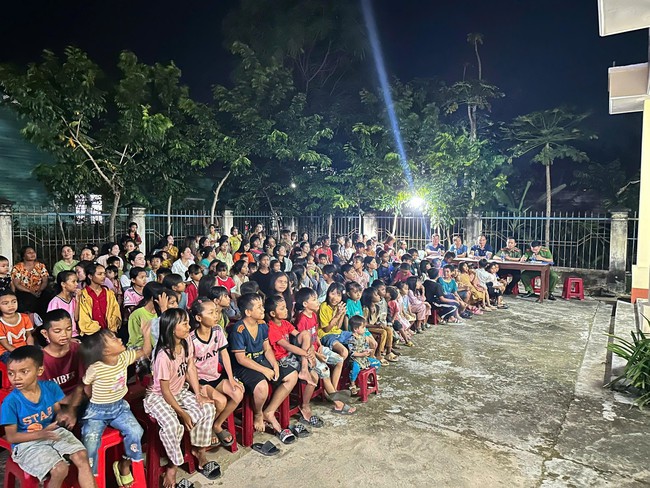 Gia Lai: Ấm áp “Đêm hội trăng rằm” cho hơn 800 thiếu nhi xã Uar- Ảnh 1.