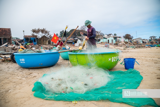 Gia Lai: Gắng gượng "hồi sinh" làng chài Xuân Thạnh tan hoang sau bão dữ, còn người là còn tương lai- Ảnh 15.