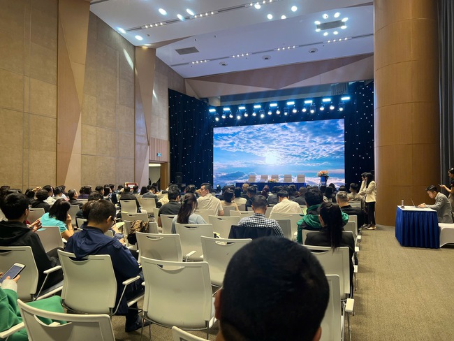 FLC họp đại hội bất thường: 216 cổ đông tham dự, hướng tới doanh thu 4.000 tỷ đồng giai đoạn 2025-2026- Ảnh 1.