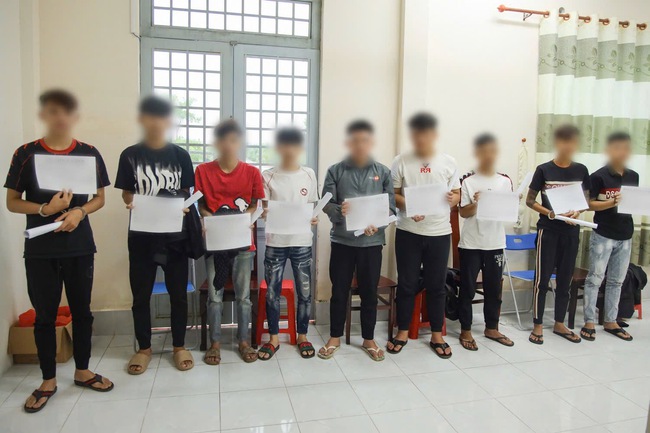 Dàn cảnh cướp điện thoại để xoá dữ liệu riêng tư, nhóm "trẻ trâu" bị khởi tố- Ảnh 1.