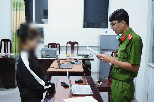 Dàn cảnh cướp điện thoại để xoá dữ liệu riêng tư, nhóm "trẻ trâu" bị khởi tố- Ảnh 4.