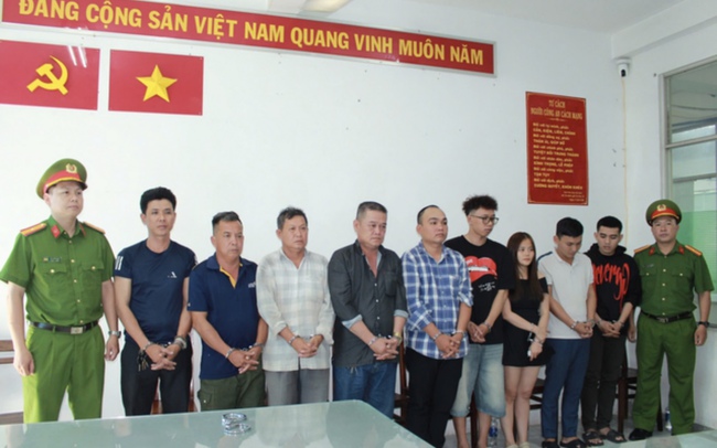 Truy tố nhóm người mang quan tài diễu phố trước cửa chợ Bến Thành- Ảnh 1.