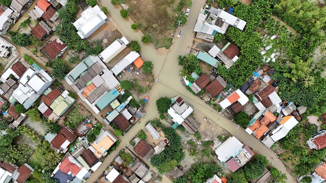 Một tuần ba lần dọn bùn đất vào nhà, người dân Quảng Ngãi oàn mình khắc phục mưa lũ dữ- Ảnh 1.