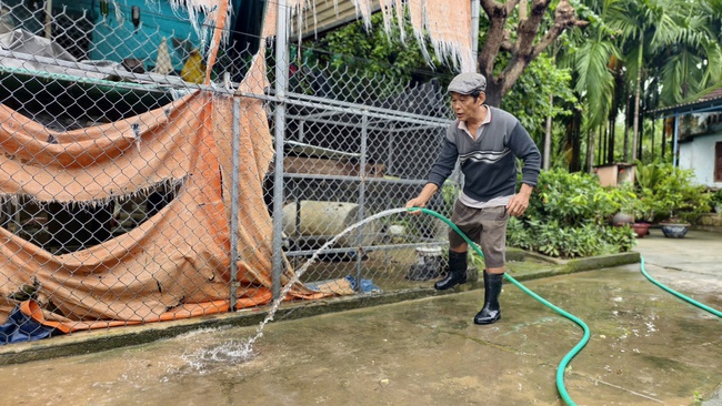 Một tuần ba lần dọn bùn đất vào nhà, người dân Quảng Ngãi oàn mình khắc phục mưa lũ dữ- Ảnh 2.