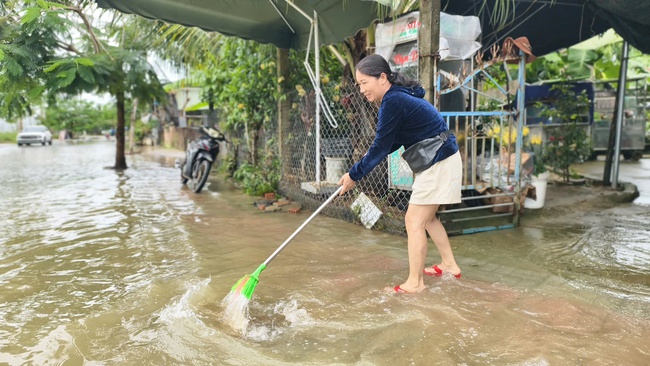Một tuần ba lần dọn bùn đất vào nhà, người dân Quảng Ngãi oàn mình khắc phục mưa lũ dữ- Ảnh 3.