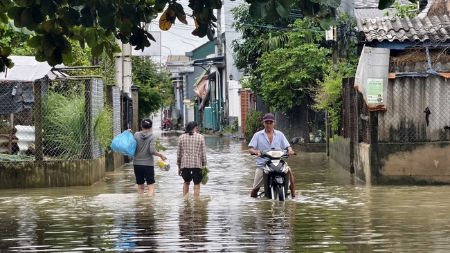 Một tuần ba lần dọn bùn đất vào nhà, người dân Quảng Ngãi oàn mình khắc phục mưa lũ dữ- Ảnh 4.