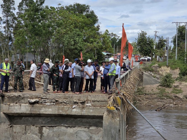 Chủ tịch UBND tỉnh Gia Lai: Khẩn trương nối lại lưu thông sau sự cố mố cầu Đăk Pờ Tó bị cuốn trôi - Ảnh 1.