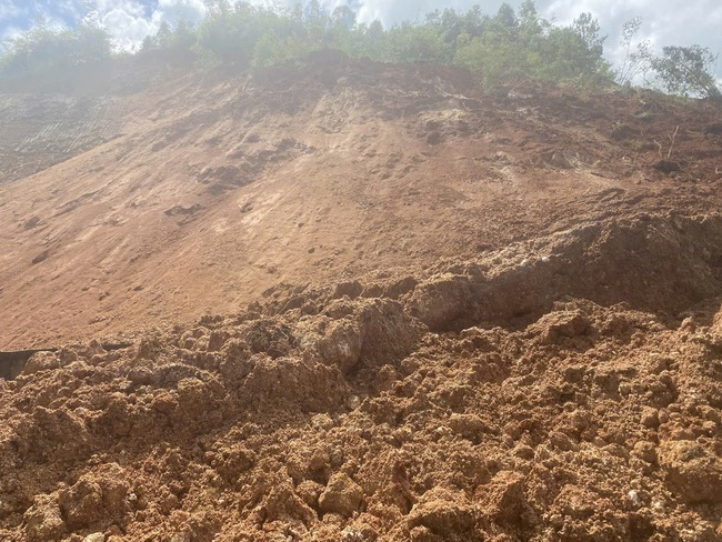 Sạt lở đe dọa người dân, đường vào làng du lịch Quảng Ngãi bị vùi lấp- Ảnh 3.