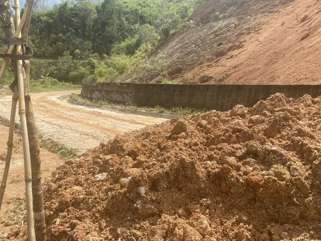 Sạt lở đe dọa người dân, đường vào làng du lịch Quảng Ngãi bị vùi lấp- Ảnh 4.