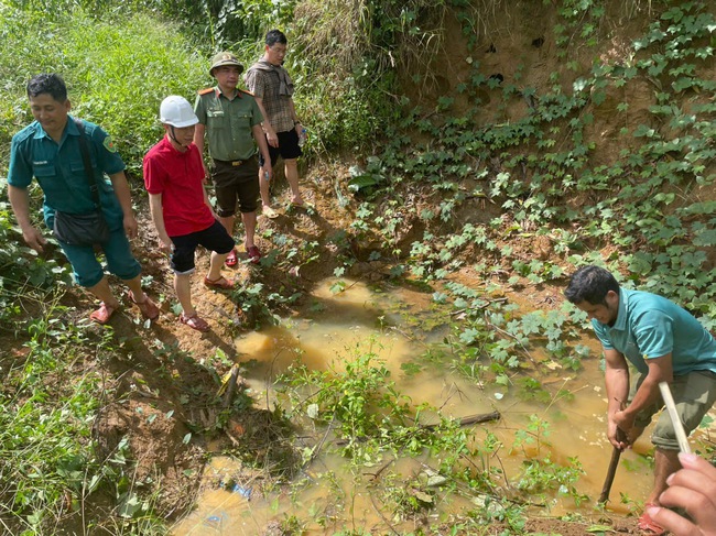 Sạt lở đe dọa người dân, đường vào làng du lịch Quảng Ngãi bị vùi lấp- Ảnh 2.