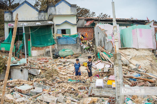 Gia Lai: Gắng gượng "hồi sinh" làng chài Xuân Thạnh tan hoang sau bão dữ, còn người là còn tương lai- Ảnh 7.