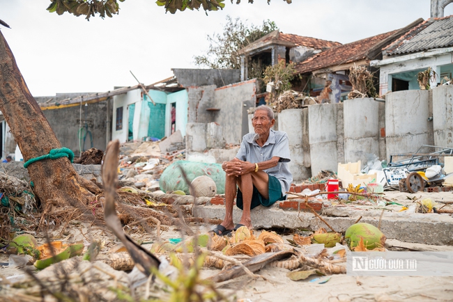 Gia Lai: Gắng gượng "hồi sinh" làng chài Xuân Thạnh tan hoang sau bão dữ, còn người là còn tương lai- Ảnh 2.