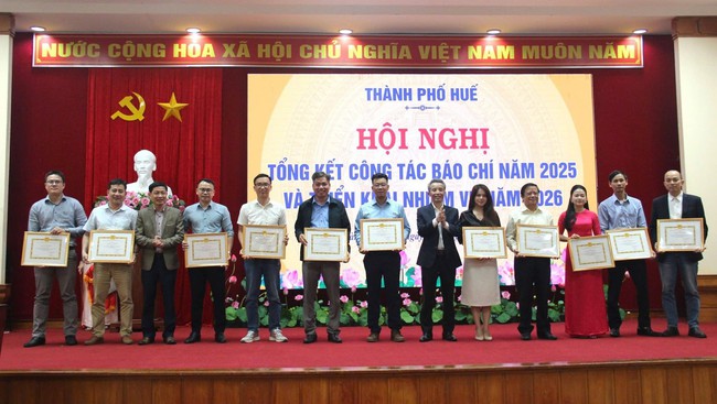 B&aacute;o ch&iacute; l&agrave; cầu nối &ldquo;&yacute; Đảng, l&ograve;ng d&acirc;n&rdquo;- Ảnh 2.