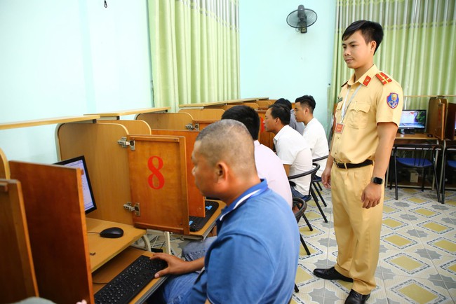 CSGT Quảng Bình tổ chức thi sát hạch lái xe: Đảm bảo đúng quy định- Ảnh 3. CSGT Quảng Bình tổ chức thi sát hạch lái xe: Đảm bảo đúng quy định- Ảnh 3.