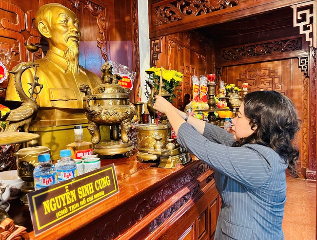 Phó Chủ tịch nước Võ Thị Ánh Xuân dâng hoa, dâng hương tại khu tưởng niệm cụ Nguyễn Sinh Sắc- Ảnh 2. Phó Chủ tịch nước Võ Thị Ánh Xuân dâng hoa, dâng hương tại khu tưởng niệm cụ Nguyễn Sinh Sắc- Ảnh 2.