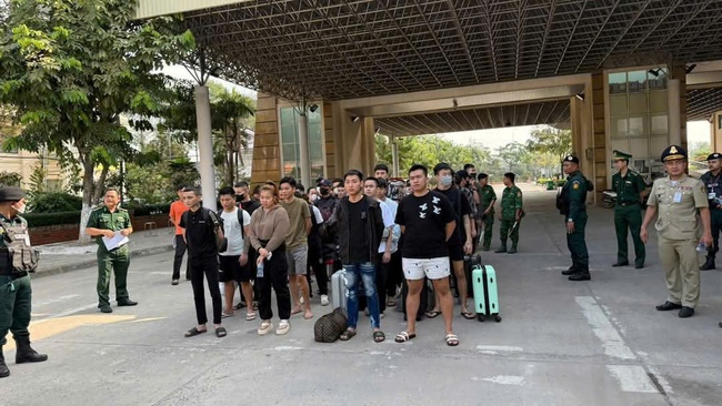Lời cảnh tỉnh đau xót về chiêu trò "việc nhẹ lương cao" từ các nạn nhân vừa được giải cứu- Ảnh 2. Lời cảnh tỉnh đau xót về chiêu trò "việc nhẹ lương cao" từ các nạn nhân vừa được giải cứu- Ảnh 2.
