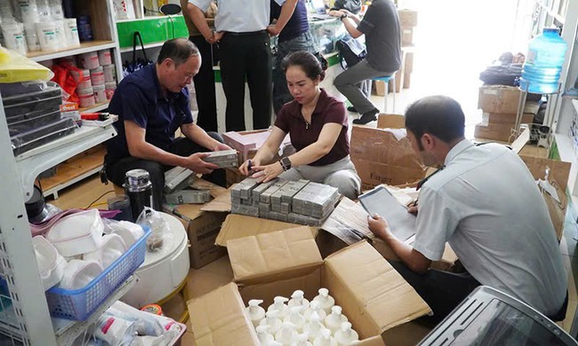 Phát hiện hàng trăm sản phẩm mỹ phẩm nhập lậu tại một cửa hàng nổi tiếng ở Quảng Bình- Ảnh 2. Phát hiện hàng trăm sản phẩm mỹ phẩm nhập lậu tại một cửa hàng nổi tiếng ở Quảng Bình- Ảnh 2.