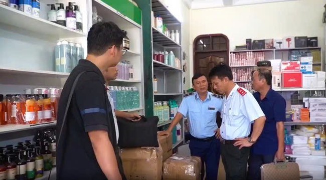 Phát hiện hàng trăm sản phẩm mỹ phẩm nhập lậu tại một cửa hàng nổi tiếng ở Quảng Bình- Ảnh 1. Phát hiện hàng trăm sản phẩm mỹ phẩm nhập lậu tại một cửa hàng nổi tiếng ở Quảng Bình- Ảnh 1.