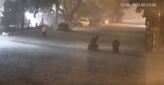 Mưa lớn do bão số 1, nhiều tuyến phố Đà Nẵng ngập cục bộ trong đêm- Ảnh 1. Mưa lớn do bão số 1, nhiều tuyến phố Đà Nẵng ngập cục bộ trong đêm- Ảnh 1.