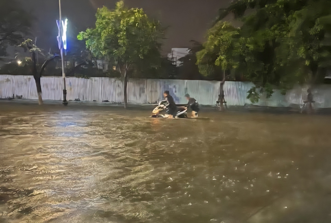 Mưa lớn do bão số 1, nhiều tuyến phố Đà Nẵng ngập cục bộ trong đêm- Ảnh 3. Mưa lớn do bão số 1, nhiều tuyến phố Đà Nẵng ngập cục bộ trong đêm- Ảnh 3.