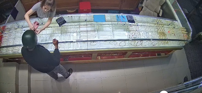 Bắt giữ nghi phạm cướp tiệm vàng sau 24 giờ lẩn trốn- Ảnh 1. Bắt giữ nghi phạm cướp tiệm vàng sau 24 giờ lẩn trốn- Ảnh 1.