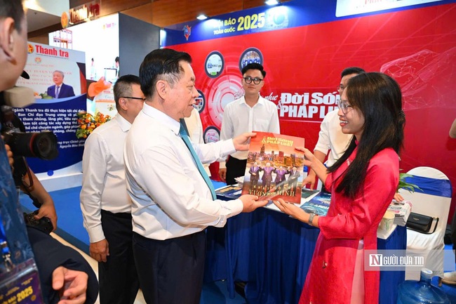 Để báo chí cách mạng thực sự tỏa sáng, "dẫn đường" trong kỷ nguyên mới- Ảnh 2. Để báo chí cách mạng thực sự tỏa sáng, "dẫn đường" trong kỷ nguyên mới- Ảnh 2.