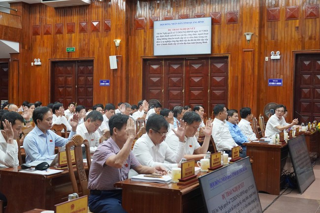 Kỳ họp cuối cùng HĐND tỉnh Quảng Bình thông qua nhiều nghị quyết quan trọng- Ảnh 2. Kỳ họp cuối cùng HĐND tỉnh Quảng Bình thông qua nhiều nghị quyết quan trọng- Ảnh 2.