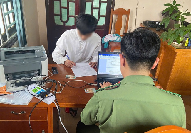 Khởi tố vụ thí sinh gian lận thi tốt nghiệp THPT bằng thiết bị công nghệ cao- Ảnh 1. Khởi tố vụ thí sinh gian lận thi tốt nghiệp THPT bằng thiết bị công nghệ cao- Ảnh 1.
