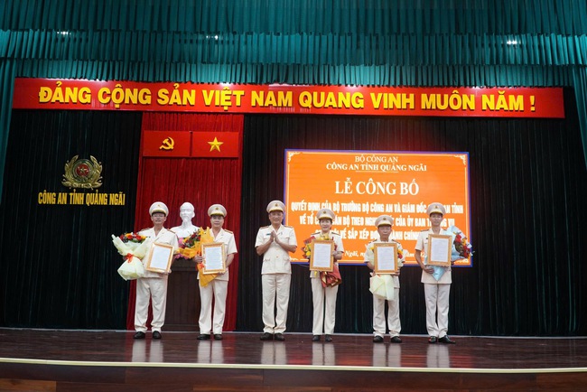 Quảng Ngãi: Công bố quyết định của Bộ trưởng Bộ Công an, Giám đốc Công an tỉnh về công tác tổ chức, cán bộ- Ảnh 3. Quảng Ngãi: Công bố quyết định của Bộ trưởng Bộ Công an, Giám đốc Công an tỉnh về công tác tổ chức, cán bộ- Ảnh 3.