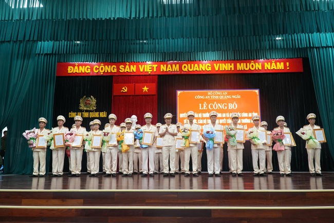 Quảng Ngãi: Công bố quyết định của Bộ trưởng Bộ Công an, Giám đốc Công an tỉnh về công tác tổ chức, cán bộ- Ảnh 4. Quảng Ngãi: Công bố quyết định của Bộ trưởng Bộ Công an, Giám đốc Công an tỉnh về công tác tổ chức, cán bộ- Ảnh 4.