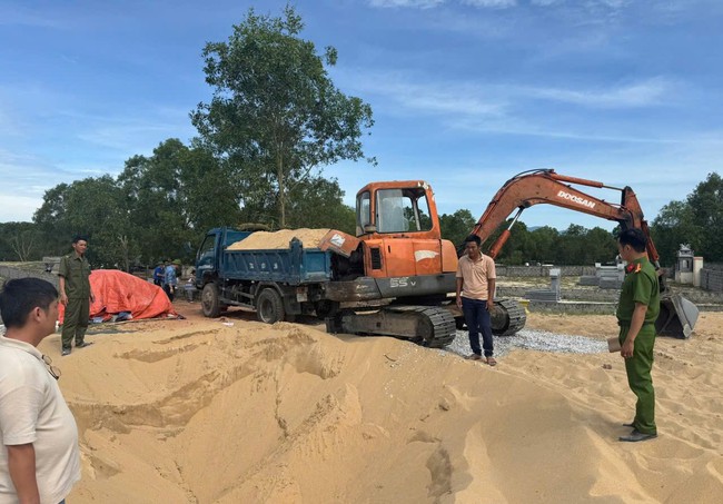 Vừa bị phạt hơn 100 triệu, người đàn ông tiếp tục khai thác cát trái phép- Ảnh 1. Vừa bị phạt hơn 100 triệu, người đàn ông tiếp tục khai thác cát trái phép- Ảnh 1.