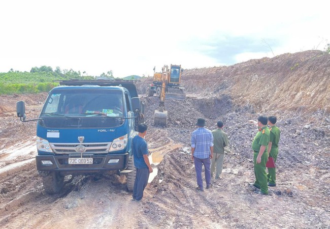 Vừa bị phạt hơn 100 triệu, người đàn ông tiếp tục khai thác cát trái phép- Ảnh 2. Vừa bị phạt hơn 100 triệu, người đàn ông tiếp tục khai thác cát trái phép- Ảnh 2.