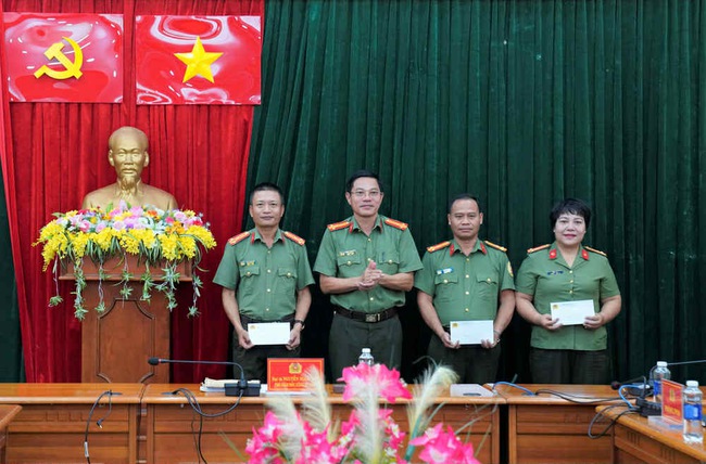 Triệt phá đường dây đưa người nước ngoài nhập cảnh Việt Nam trái phép - Ảnh 1.