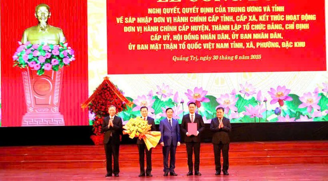 Phó Thủ tướng Trần Hồng Hà: Sáp nhập giữa Quảng Bình và Quảng Trị là sự hòa quyện của thiên nhiên, văn hóa và con người- Ảnh 1. Phó Thủ tướng Trần Hồng Hà: Sáp nhập giữa Quảng Bình và Quảng Trị là sự hòa quyện của thiên nhiên, văn hóa và con người- Ảnh 1.