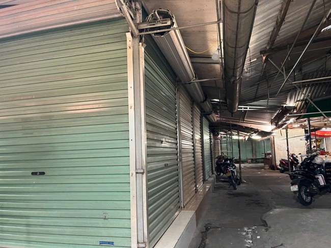 Hàng trăm kiot ở chợ truyền thống đóng cửa ngừng kinh doanh- Ảnh 2. Hàng trăm kiot ở chợ truyền thống đóng cửa ngừng kinh doanh- Ảnh 2.