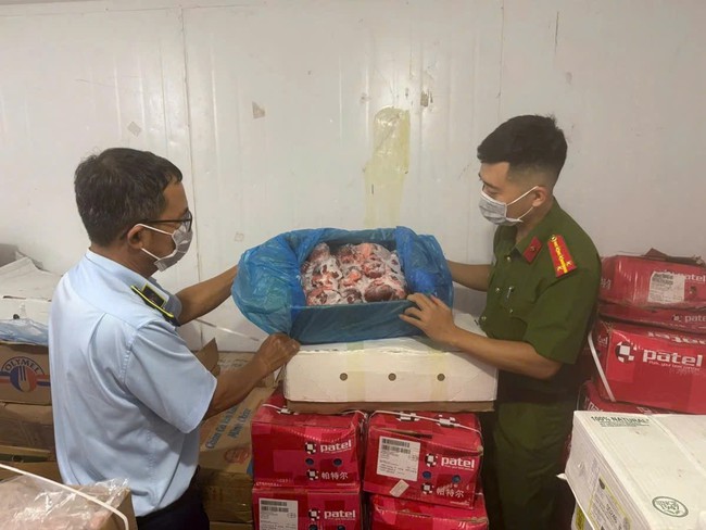 Phát hiện hơn 3,9 tấn thực phẩm không rõ nguồn gốc tại một công ty ở Quảng Bình- Ảnh 1. Phát hiện hơn 3,9 tấn thực phẩm không rõ nguồn gốc tại một công ty ở Quảng Bình- Ảnh 1.