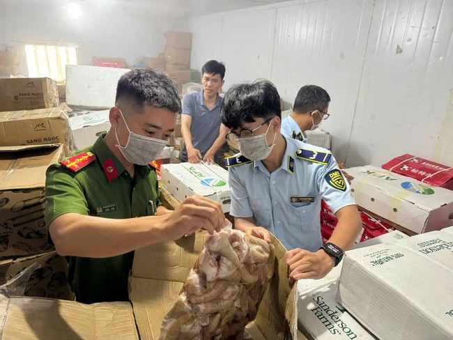 Phát hiện hơn 3,9 tấn thực phẩm không rõ nguồn gốc tại một công ty ở Quảng Bình- Ảnh 2. Phát hiện hơn 3,9 tấn thực phẩm không rõ nguồn gốc tại một công ty ở Quảng Bình- Ảnh 2.