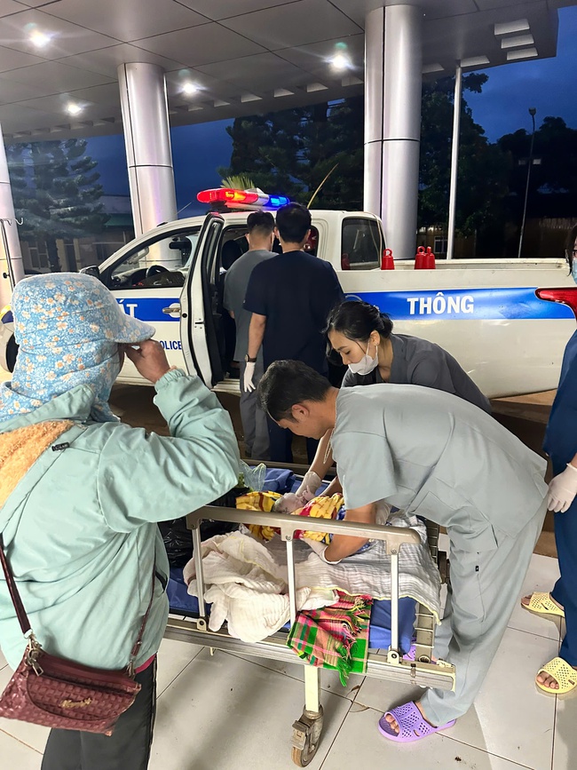 Sản phụ sinh con trên xe đặc chủng của CSGT Lâm Đồng- Ảnh 1.