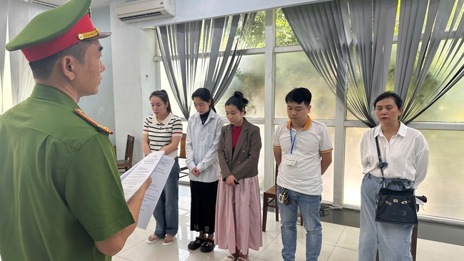Bí mật về những người khoác áo blouse trong phòng khám tư giữa trung tâm Đà Nẵng- Ảnh 1. Bí mật về những người khoác áo blouse trong phòng khám tư giữa trung tâm Đà Nẵng- Ảnh 1.