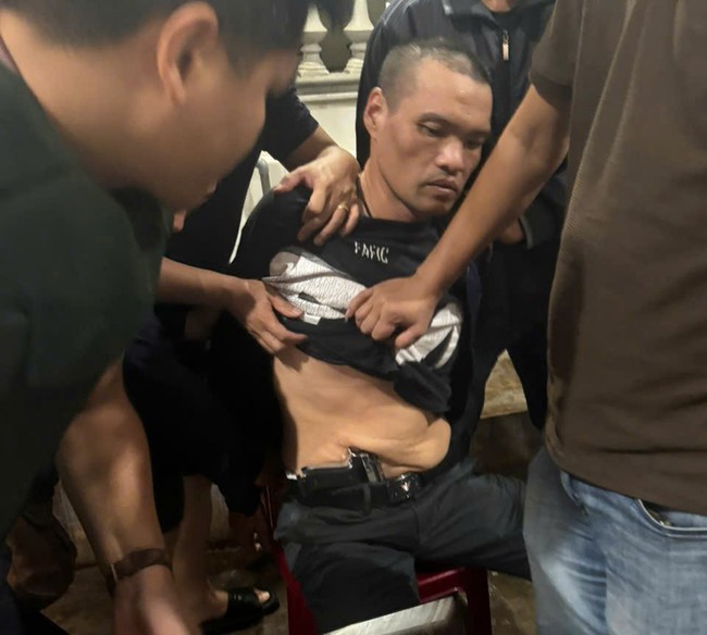 Kẻ chống người thi hành công vụ bị bắt cùng hàng loạt vũ khí trên người- Ảnh 1. Kẻ chống người thi hành công vụ bị bắt cùng hàng loạt vũ khí trên người- Ảnh 1.